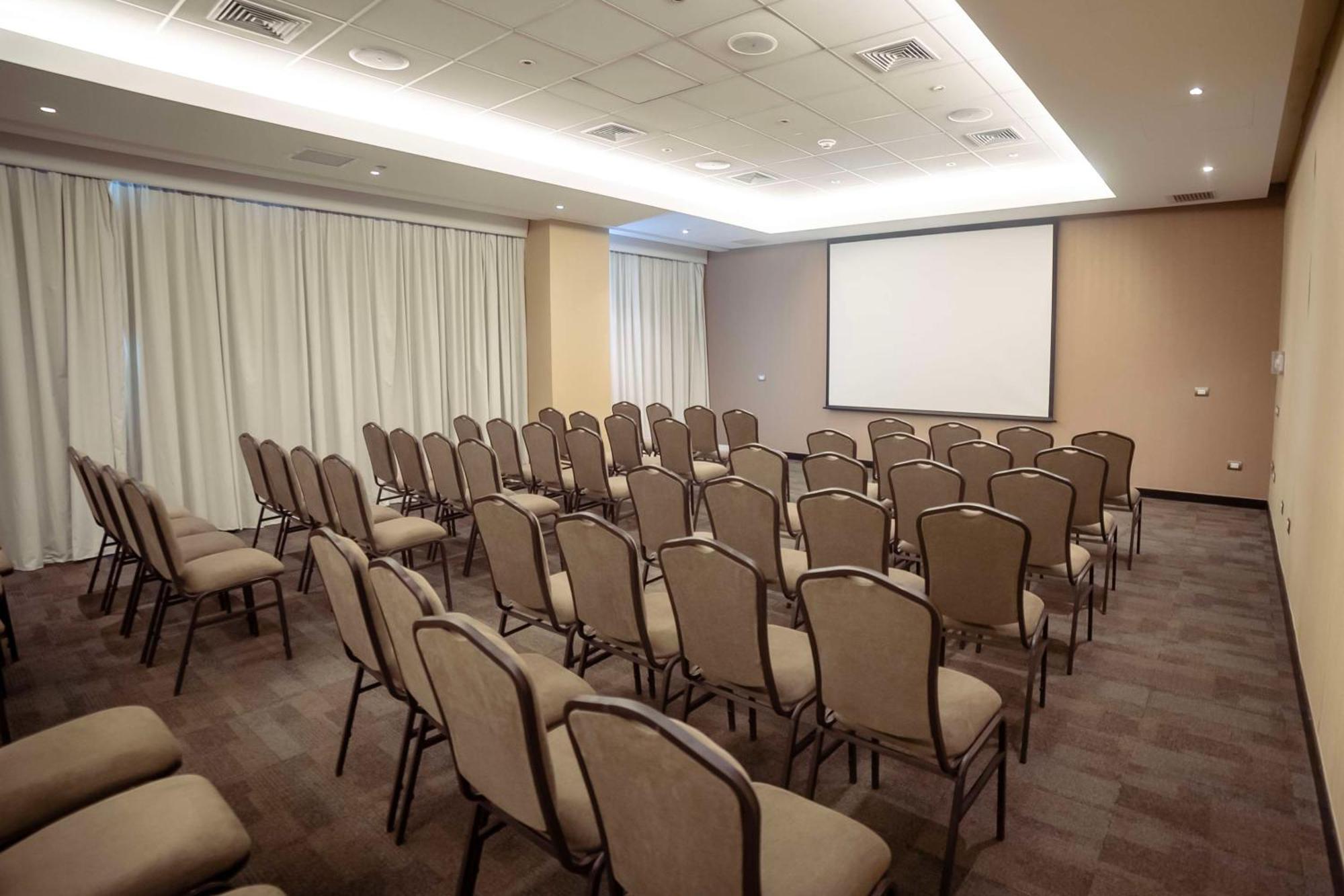 Hotel Doubletree By Hilton Trujillo Encalada Zewnętrze zdjęcie
