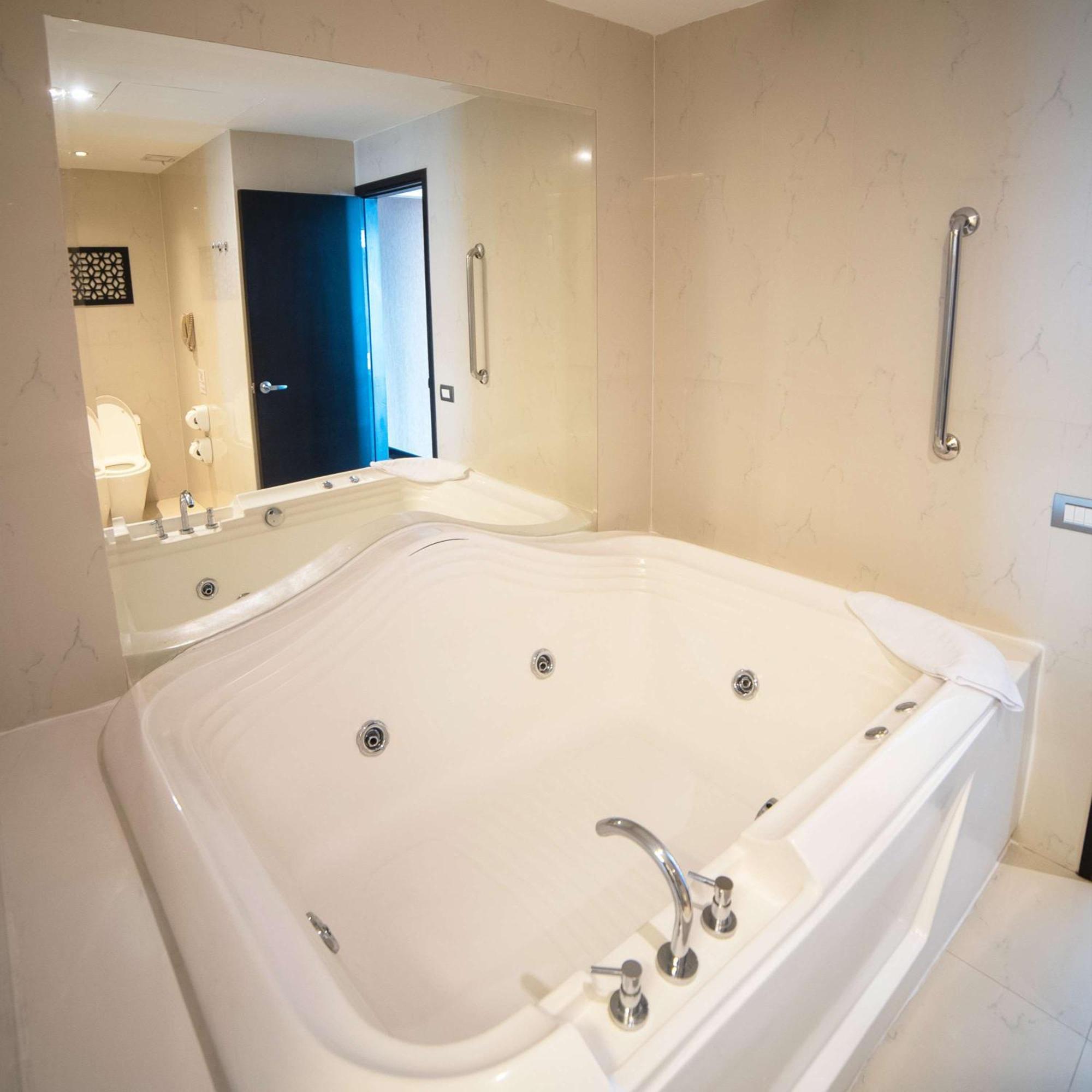 Hotel Doubletree By Hilton Trujillo Encalada Zewnętrze zdjęcie