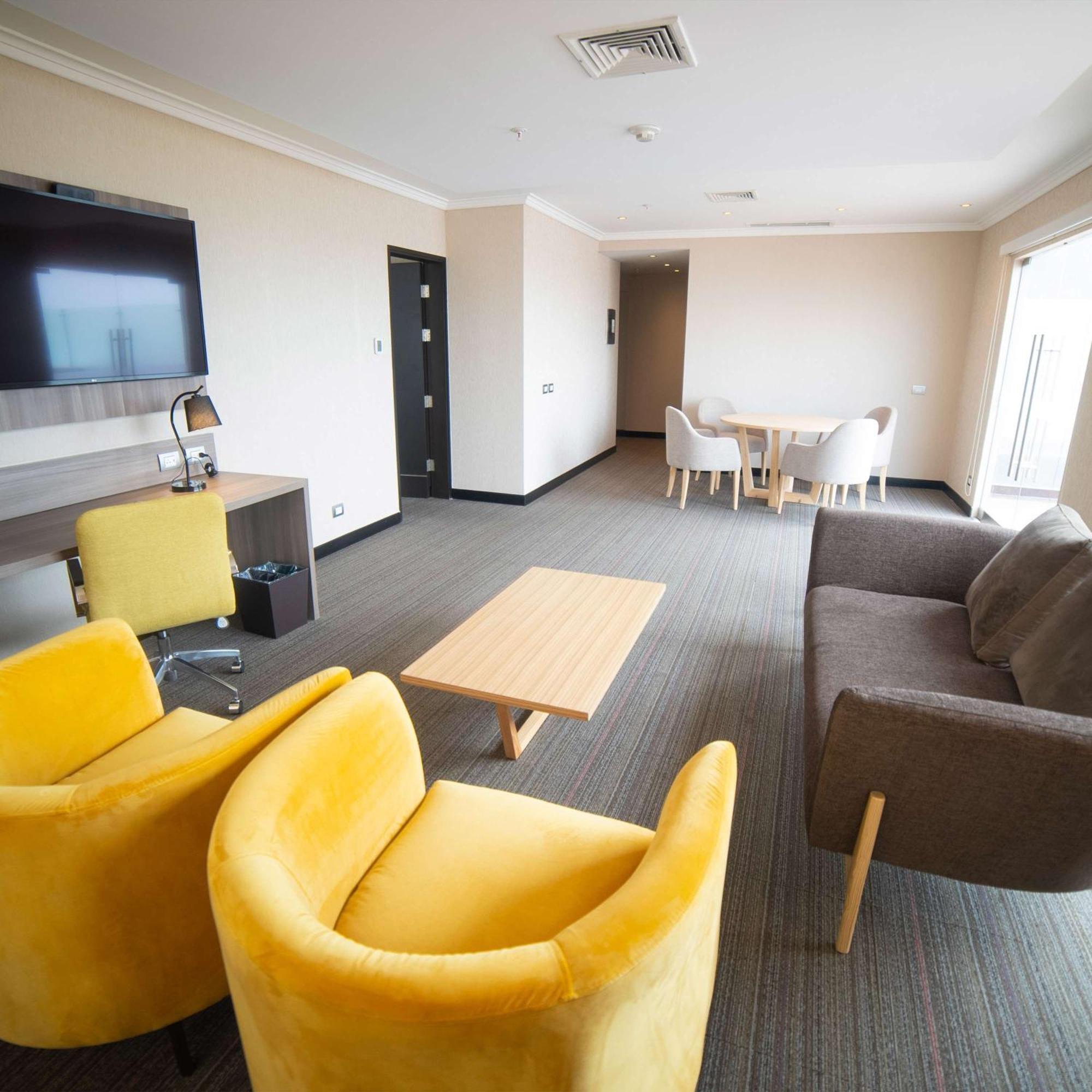 Hotel Doubletree By Hilton Trujillo Encalada Zewnętrze zdjęcie
