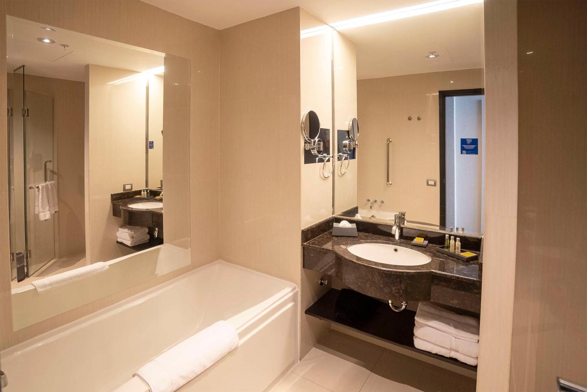 Hotel Doubletree By Hilton Trujillo Encalada Zewnętrze zdjęcie