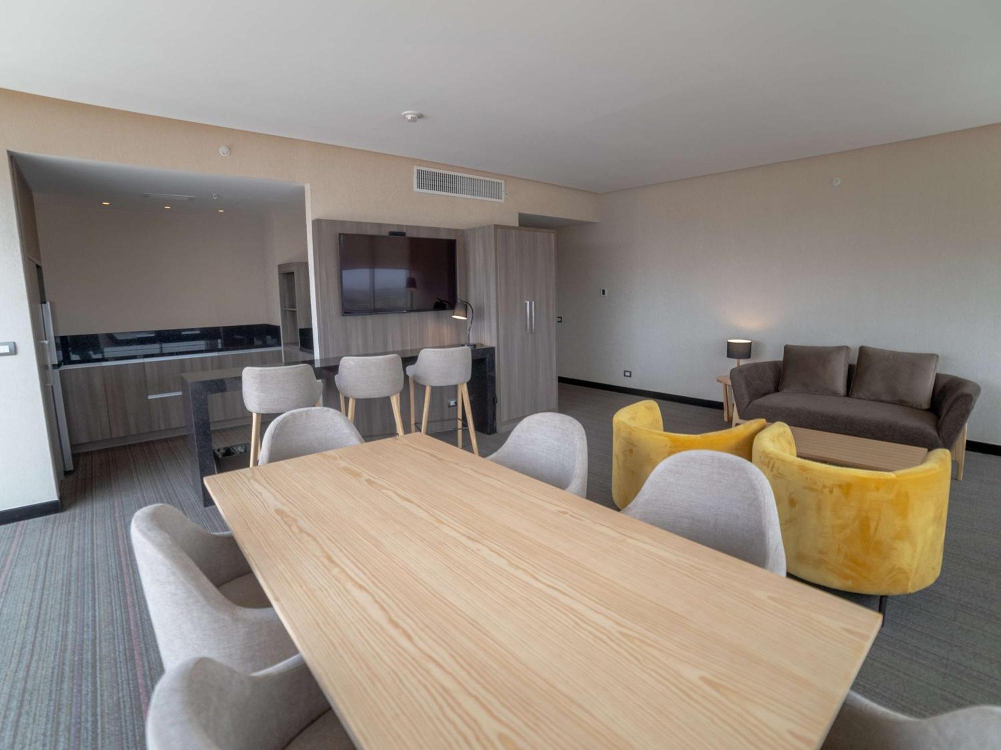 Hotel Doubletree By Hilton Trujillo Encalada Zewnętrze zdjęcie