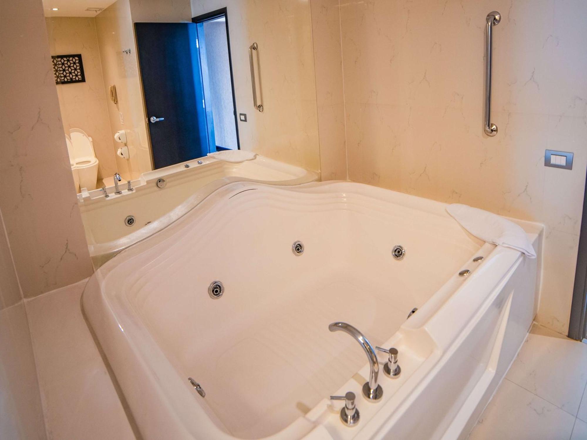 Hotel Doubletree By Hilton Trujillo Encalada Zewnętrze zdjęcie